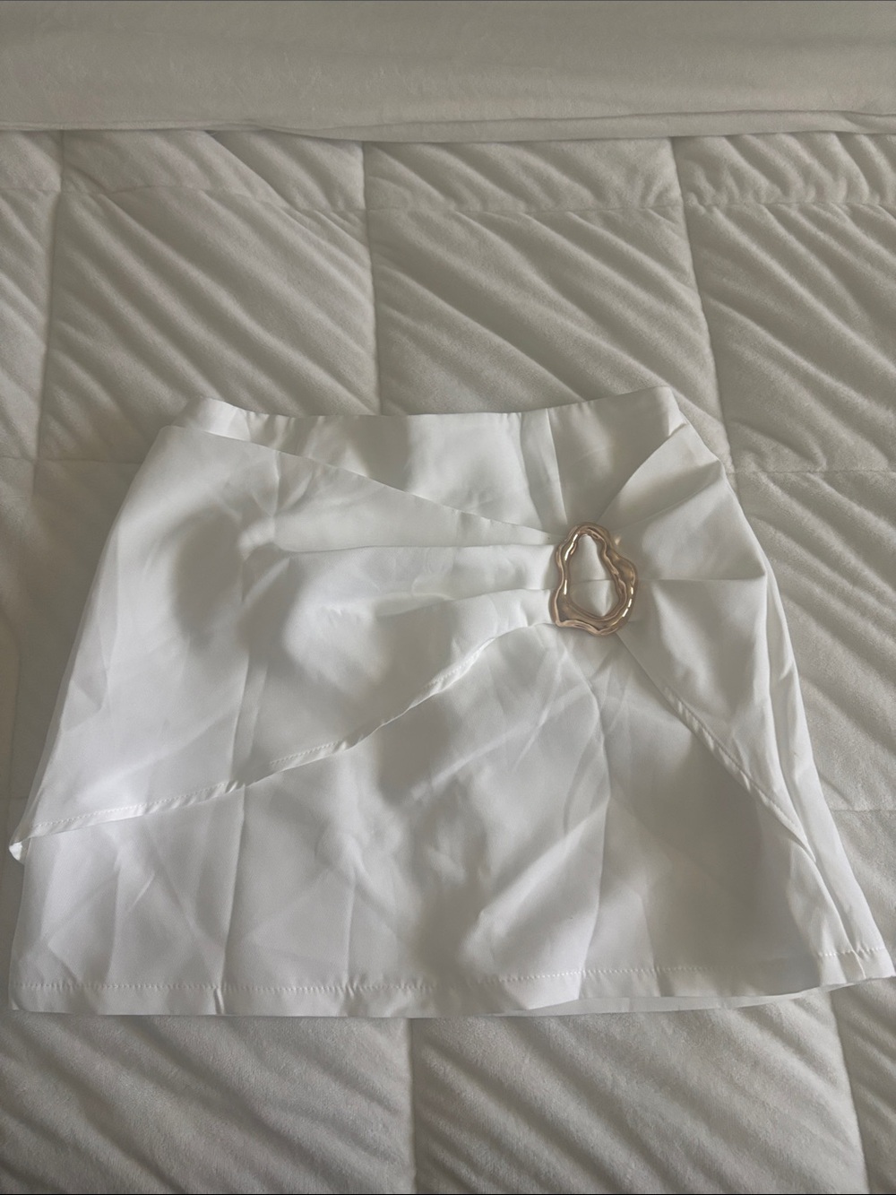SHEIN White Mini Skirt with Gold Buckle Accent